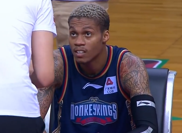 比赛中一场惊险救球！守门员发挥出色