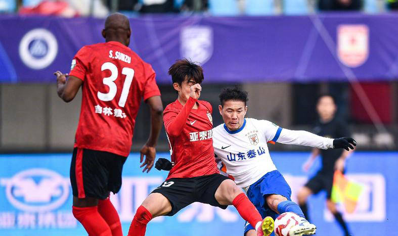 足球界一大黑马表现抢眼，球迷围观热议的简单介绍