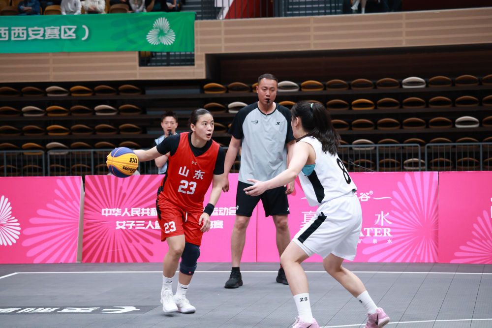 关于体坛巨星热情助阵篮球赛事，现场气氛热烈的信息