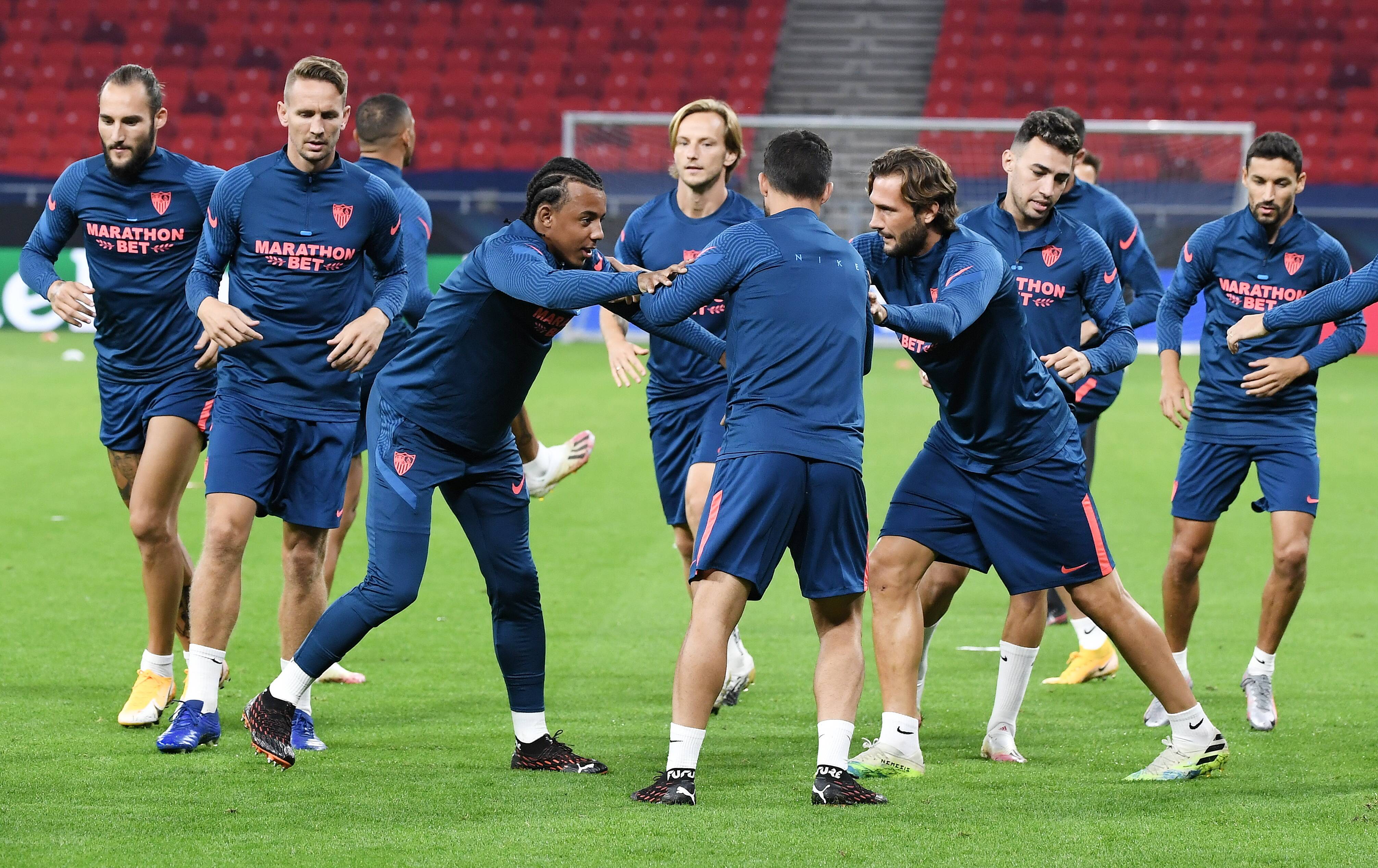 队员集结训练，准备备战欧洲足球大赛的简单介绍