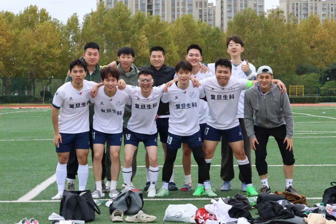 球员们拼尽全力，为球队荣誉而战