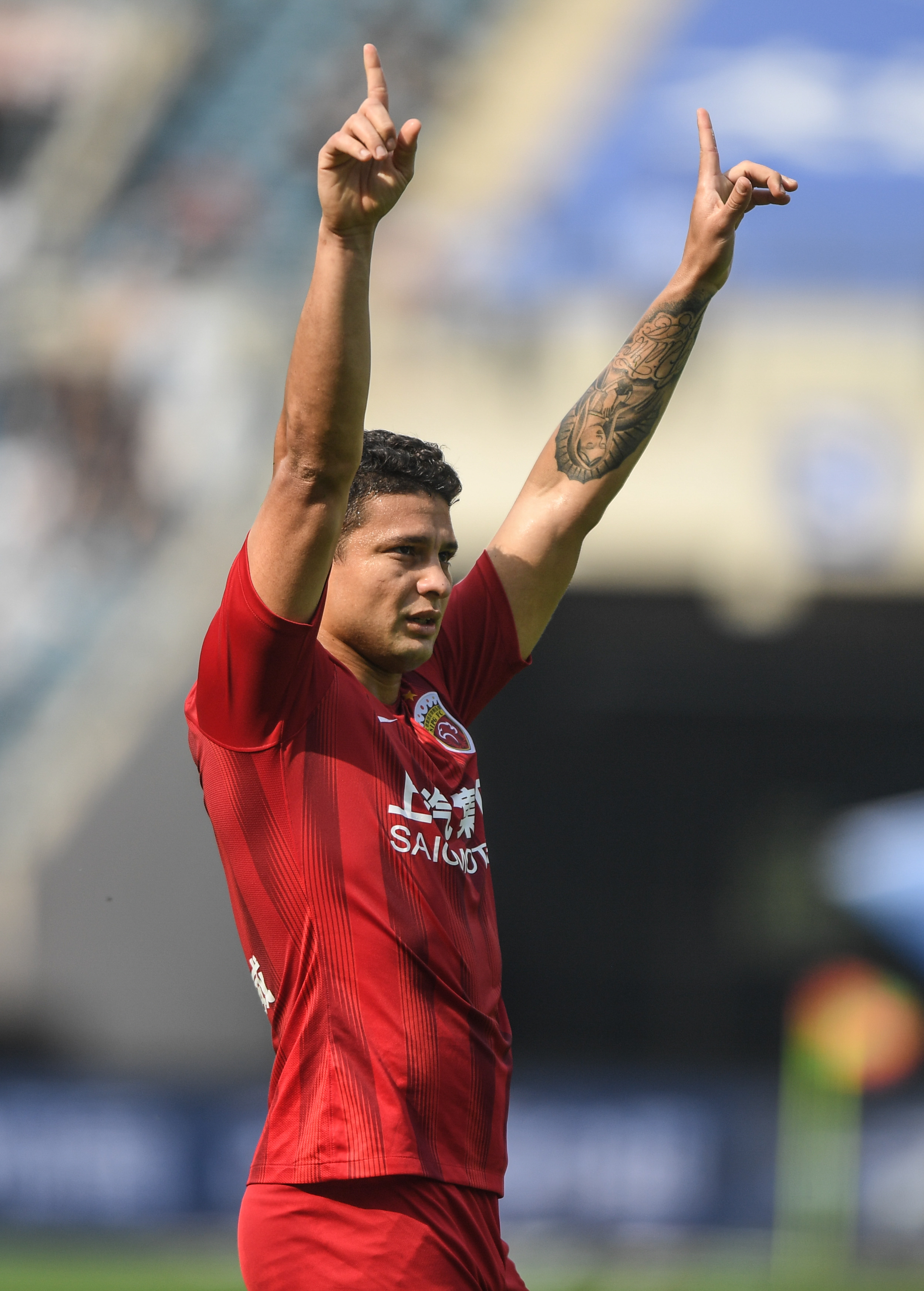 包含鲁能客场告捷，继续保持不败的词条