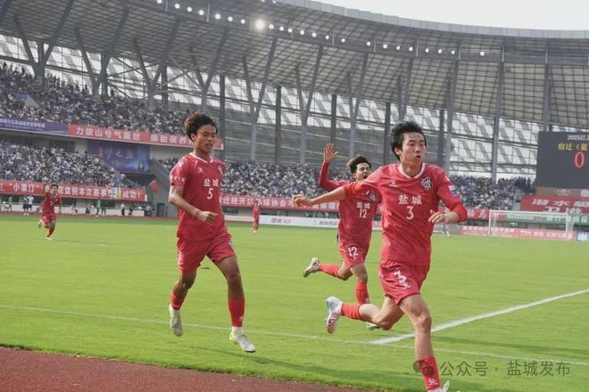 足球运动员们为胜利而拼搏，团队合作成关键的简单介绍