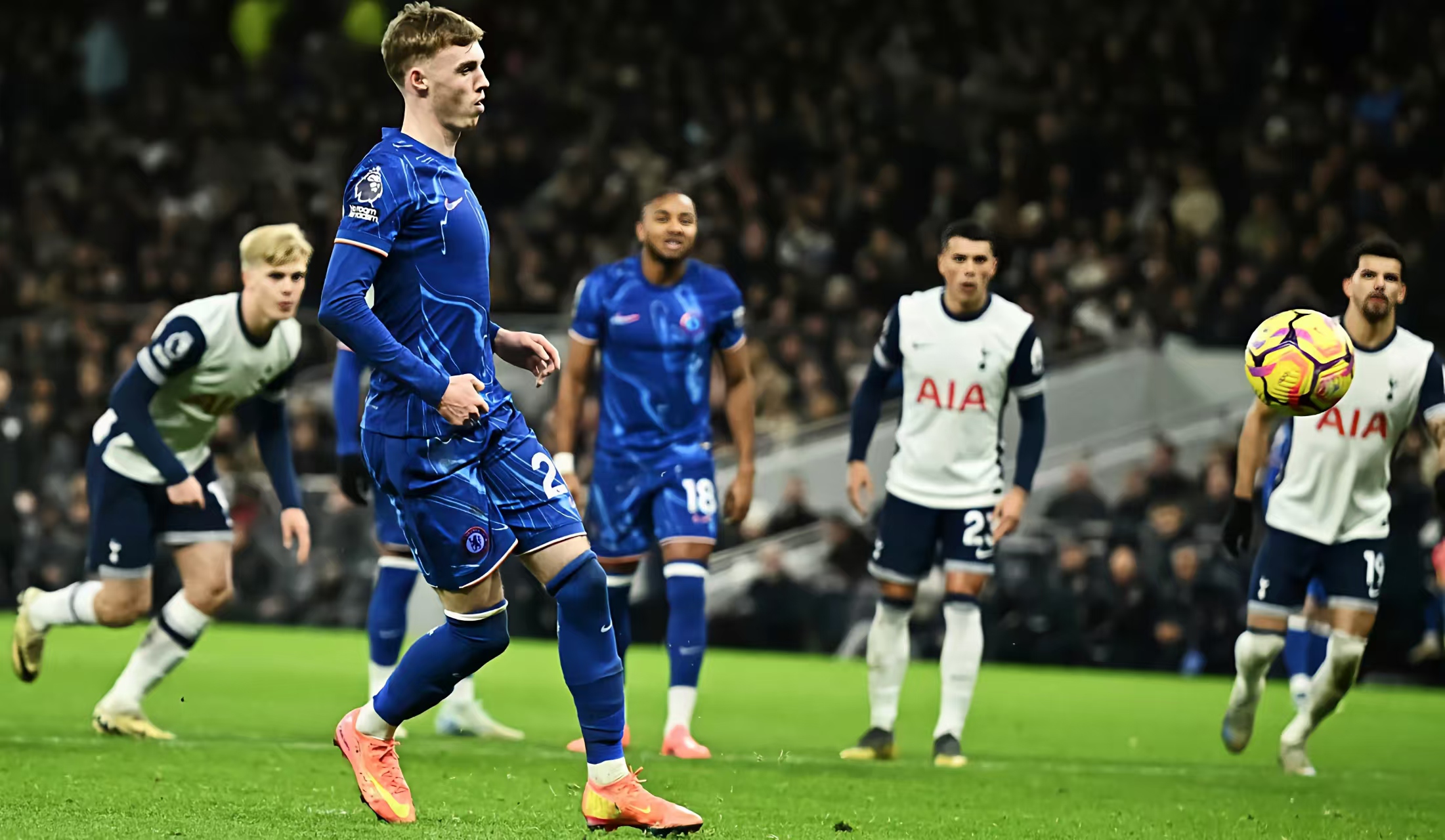 包含切尔西客场大胜热刺，取得重要胜利的词条