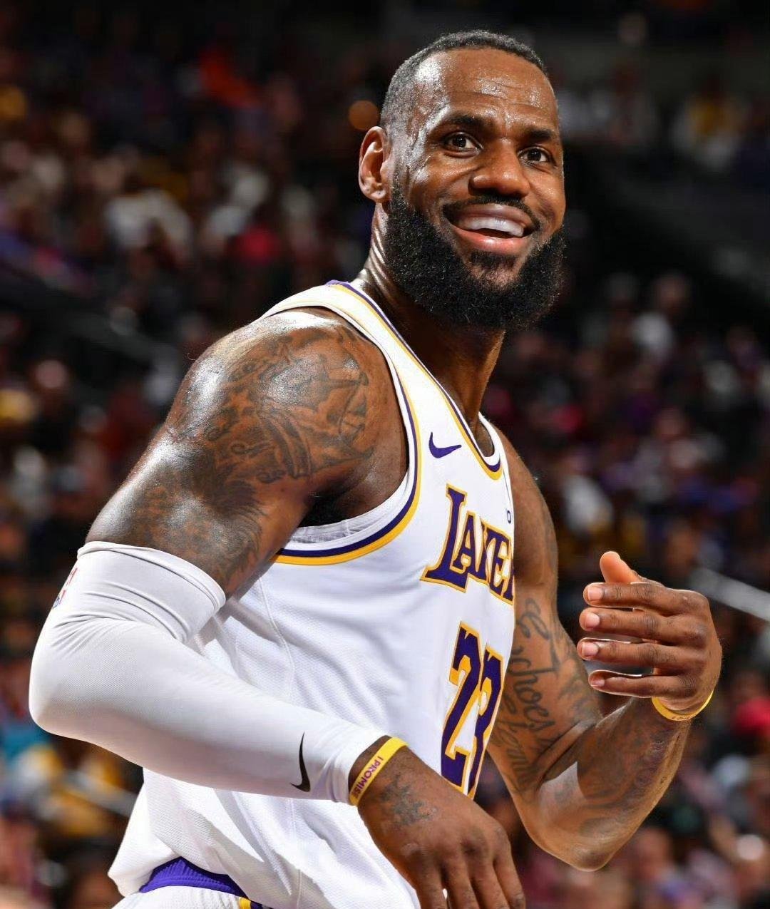 包含单场比赛得分破纪录，篮球巨星登上历史之巅的词条