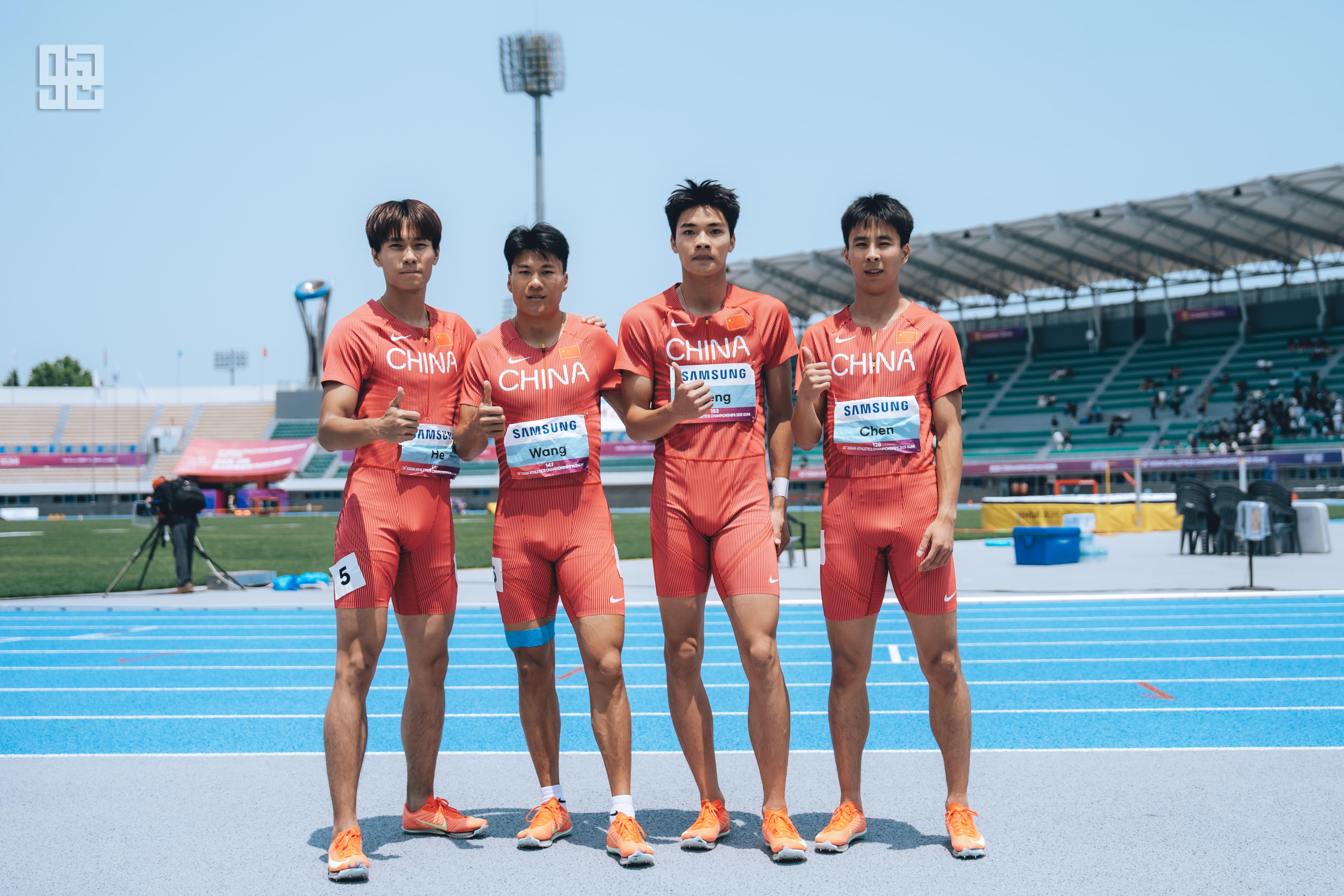 跑步男子接力赛选手飞奔赛道