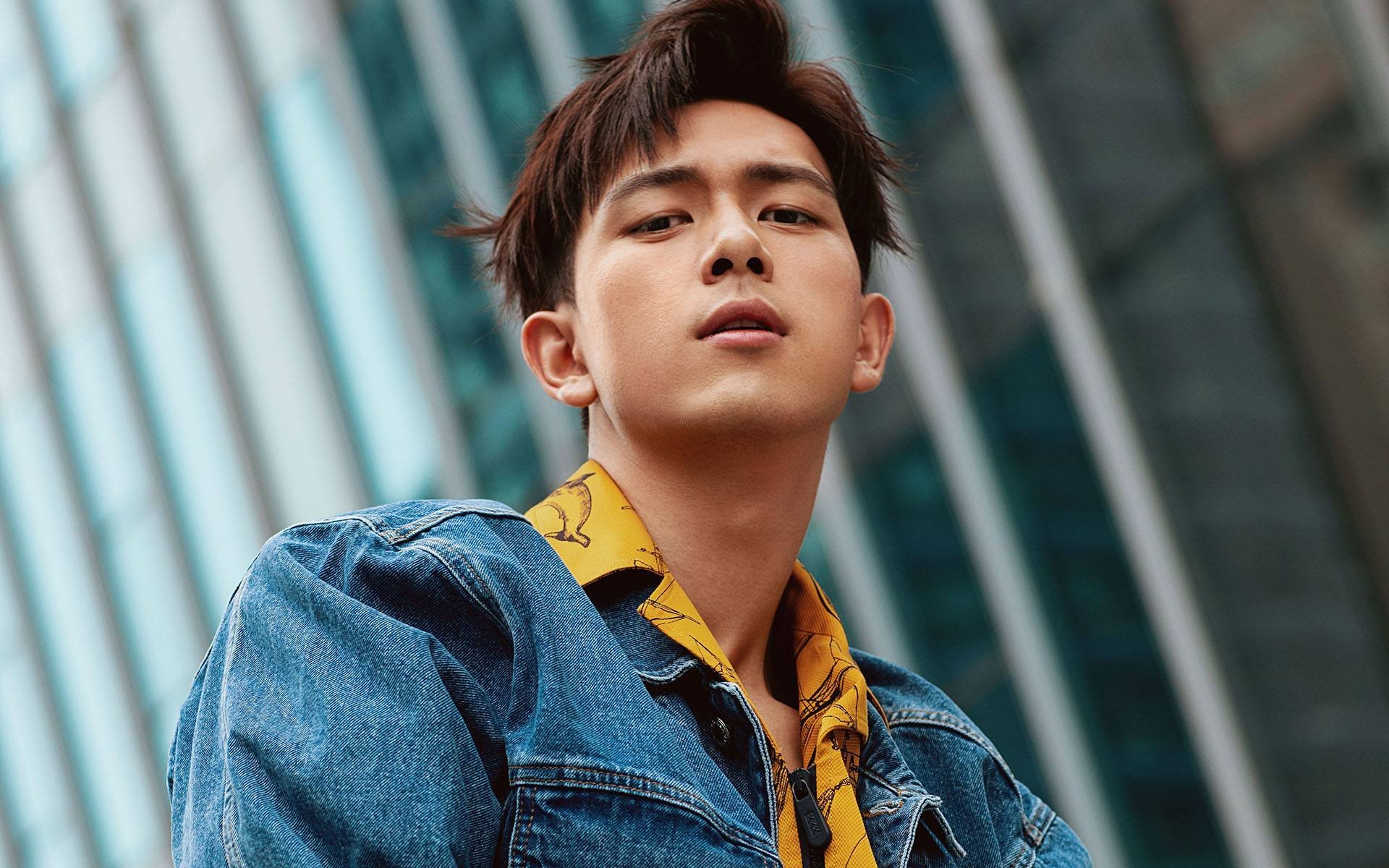 F1新赛季揭幕战与足球赛场风云，速度与力量的激情对话